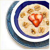 Oatmeal with Walnuts and Strawberries