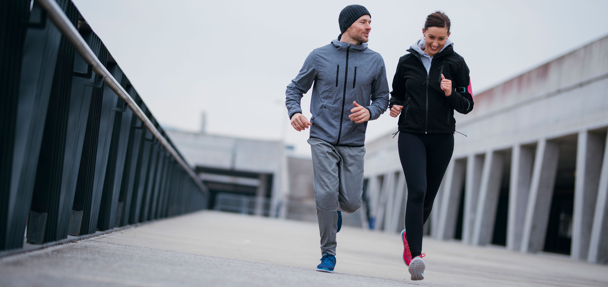 anaerobic vs aerobic man doing dips woman running